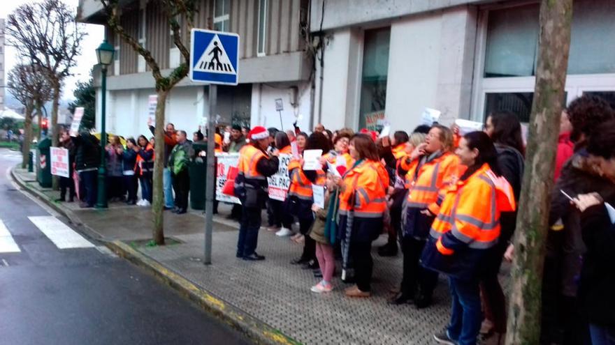 Protesta del personal del PAC en Santiago // FARO