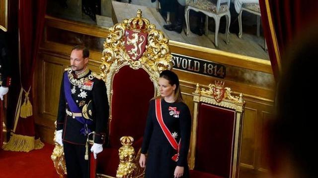 Haakon VIII juntament amb la princesa hereva, Íngrid Alexandra.   | ODD ANDERSEN / EFE