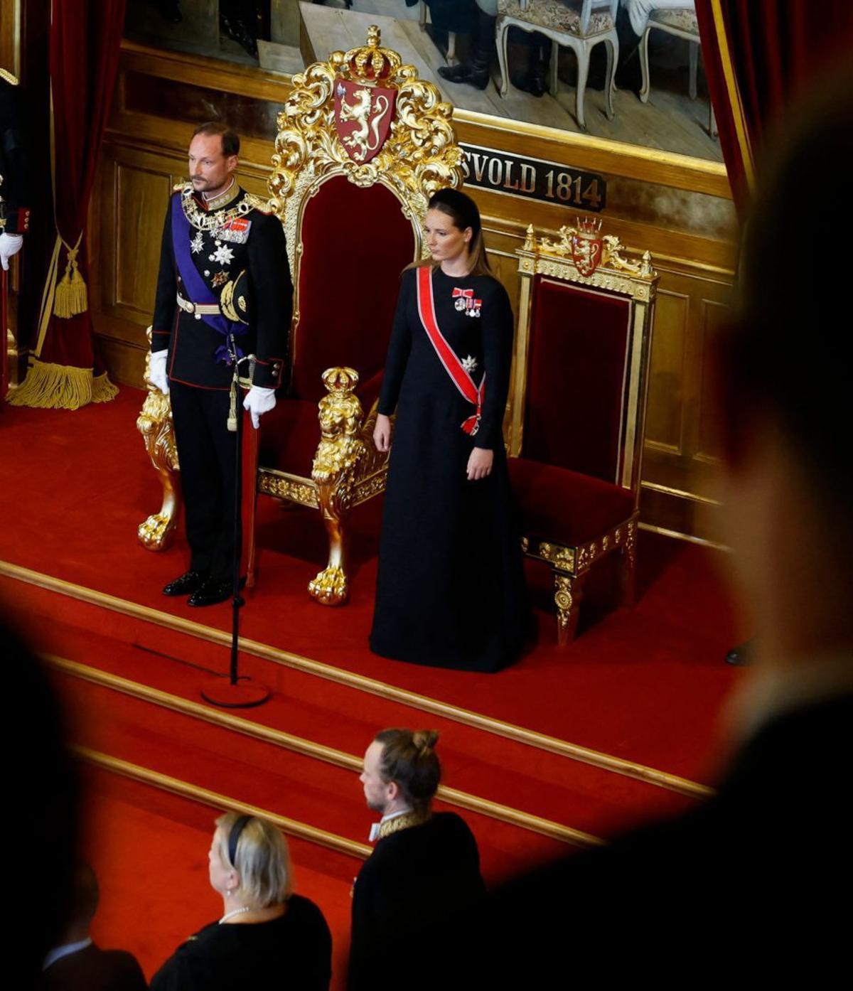 Haakon VIII de Noruega jura com a rei en absència de Mette-Marit
