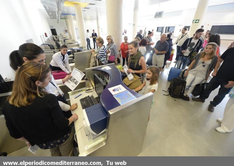 GALERÍA DE FOTOS -- Primer vuelo comercial en el aeropuerto de Castellón