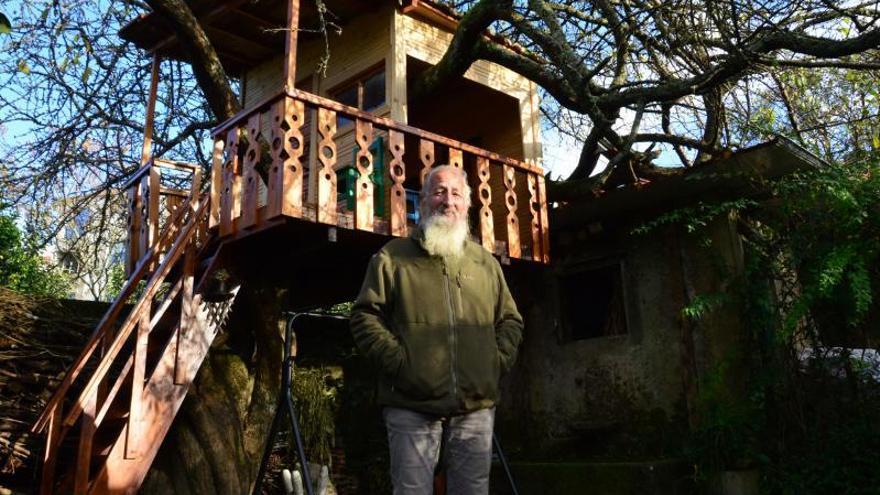 Víctor Domínguez, hace apenas un mes, junto a la casa de madera que construyó y por la que recibió un premio nacional.   | // G.NÚÑEZ