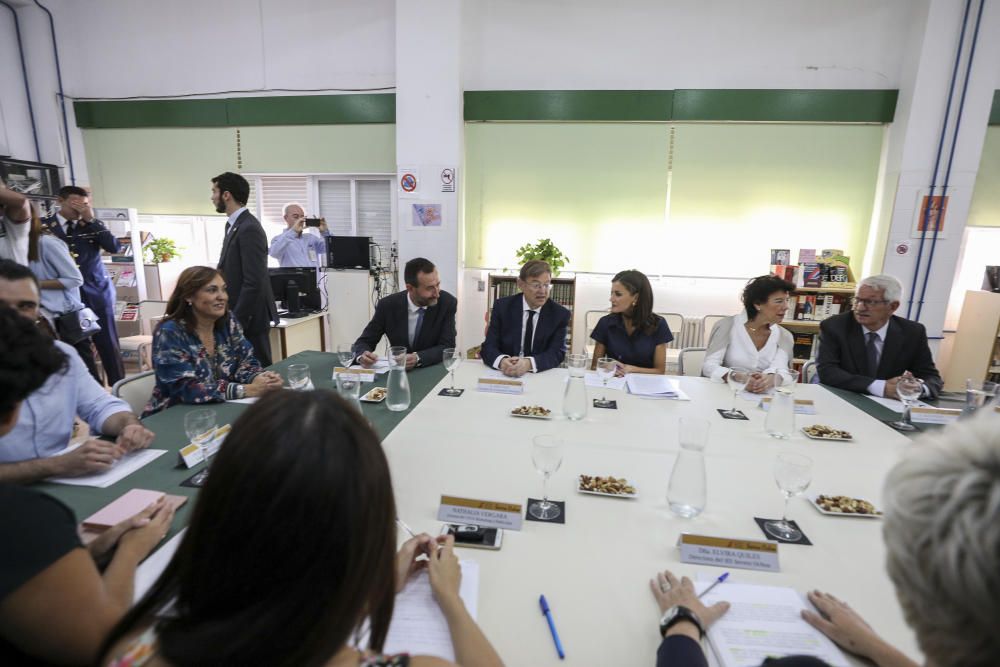 La Reina Letizia visita el IES Severo Ochoa de Elche.