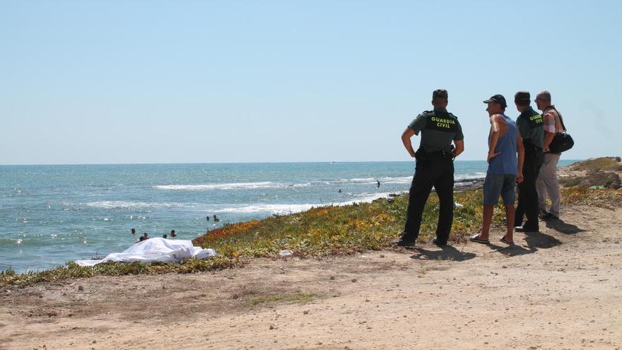 Muere un hombre cuando se bañaba en una cala de Torrevieja