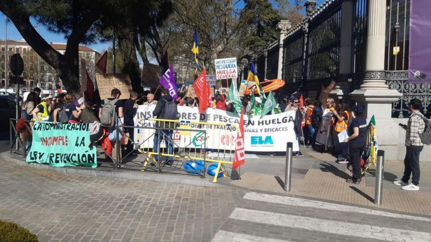 La concentración de los inspectores de pesca en Madrid.   | // CIG