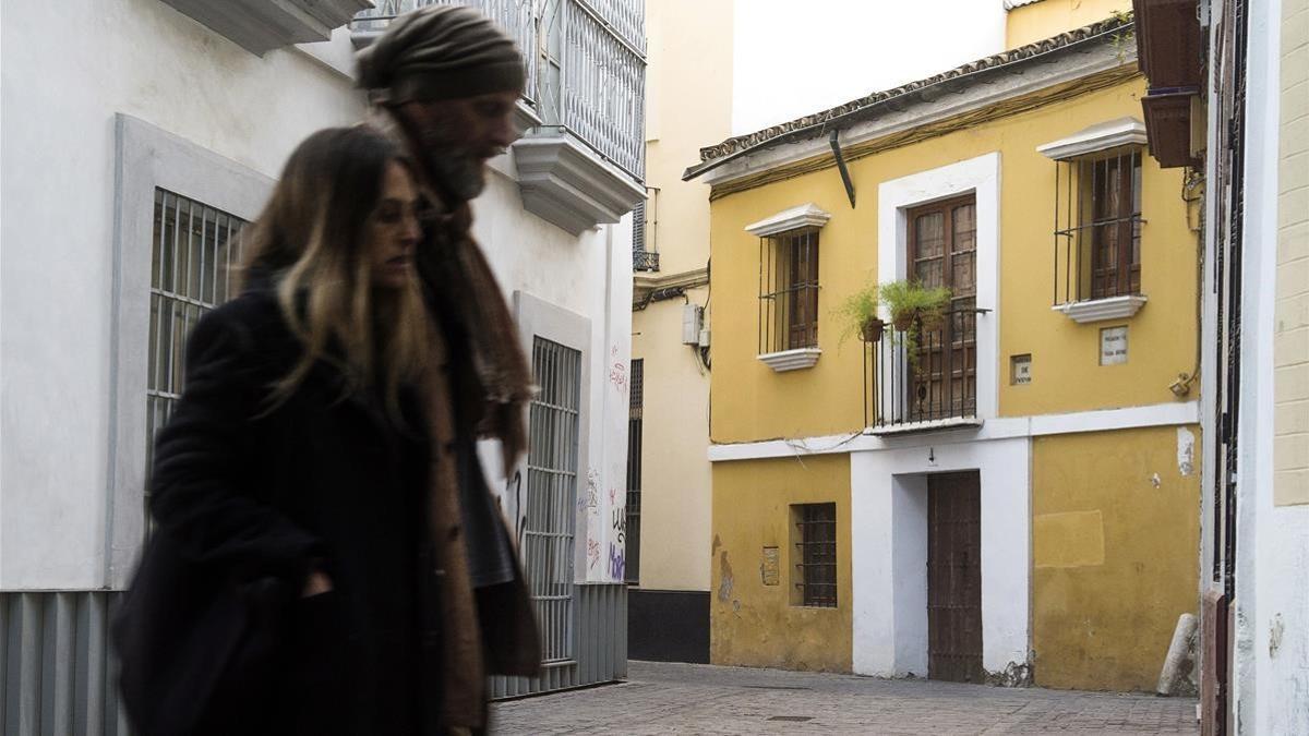 Una pareja pasa ante la casa natal de Velázquez.