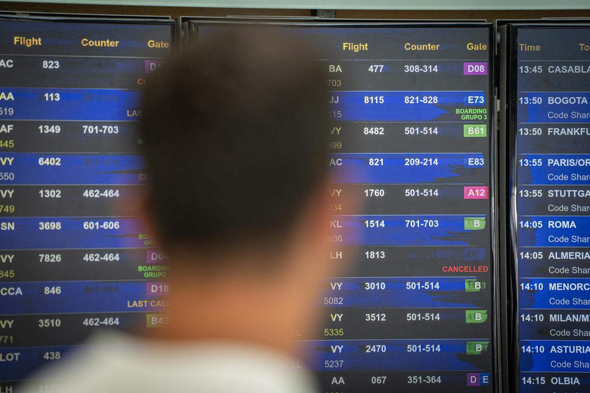 Pasajeros en el aeropuerto de Barcelona-El Prat durante una jornada de huelga de personal Pasajeros en el aeropuerto de Barcelona-El Prat durante una jornada de huelga de personal
