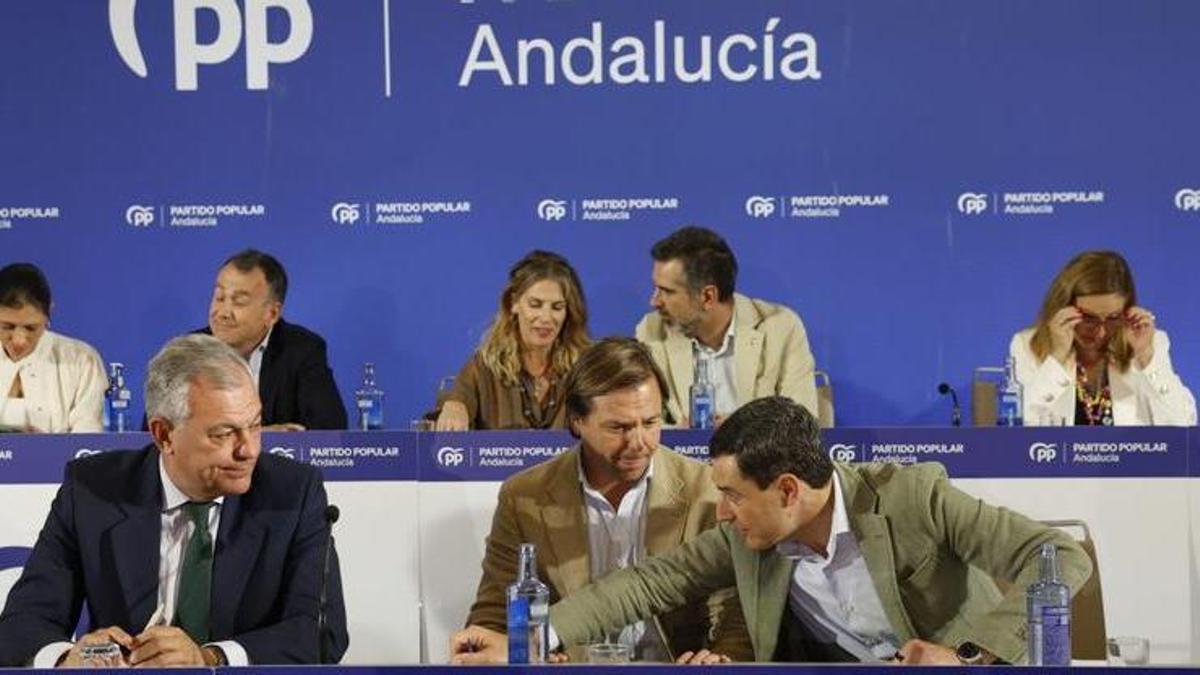 José Luis Sanz, Antonio Repullo y Juanma Moreno, ayer en la junta directiva regional.