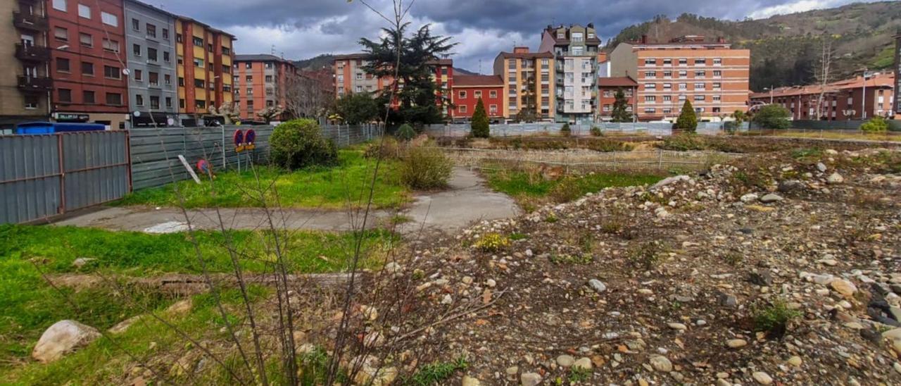 La parcela del futuro cuartel de Mieres, ayer, sin ninguna señal de las obras de construcción. | LNE