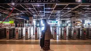 Los usuarios de Rodalies encaran el segundo día sin servicio con resignación: "¿Hoy tampoco hay trenes?"