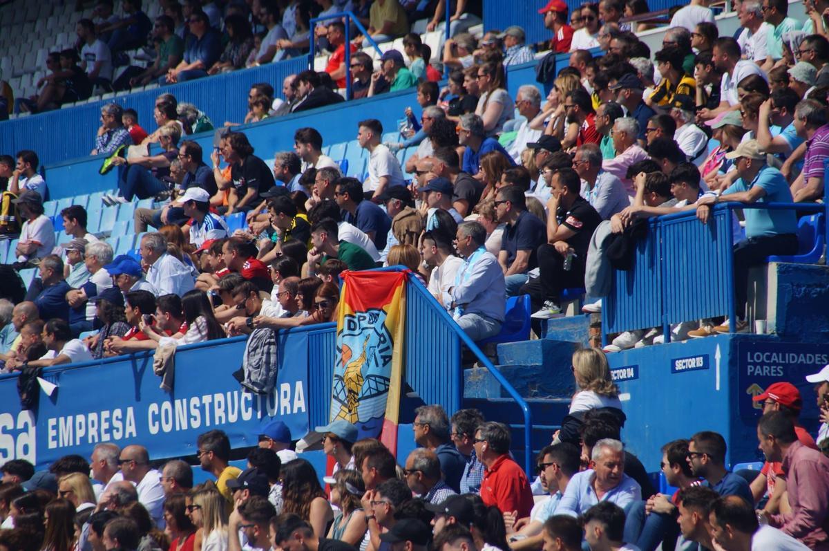 Aficionados caurienses en el estadio de La Romareda.