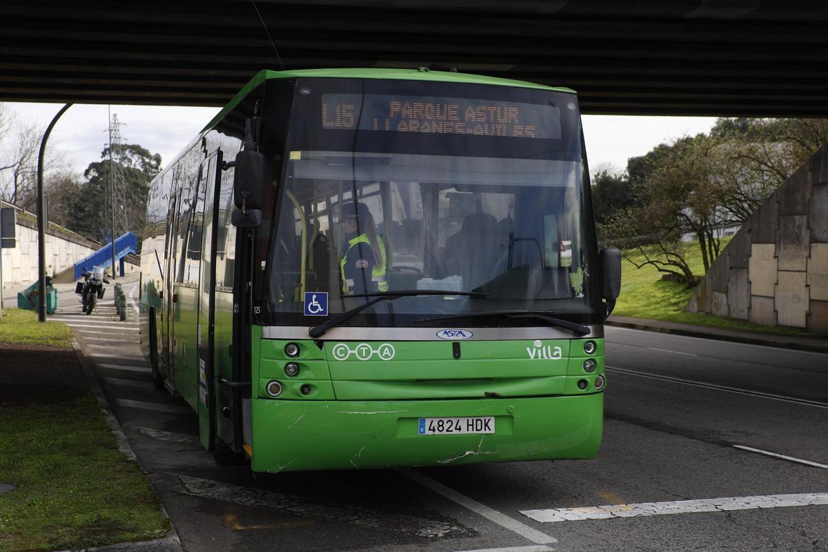 EN IMÁGENES: Impactante accidente entre un coche y un autobús en la entrada de Avilés