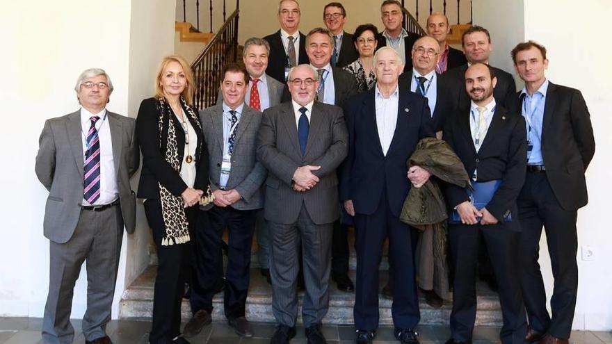 Los protagonistas del congreso posan junto al presidente de la UCAM, José Luis Mendoza.