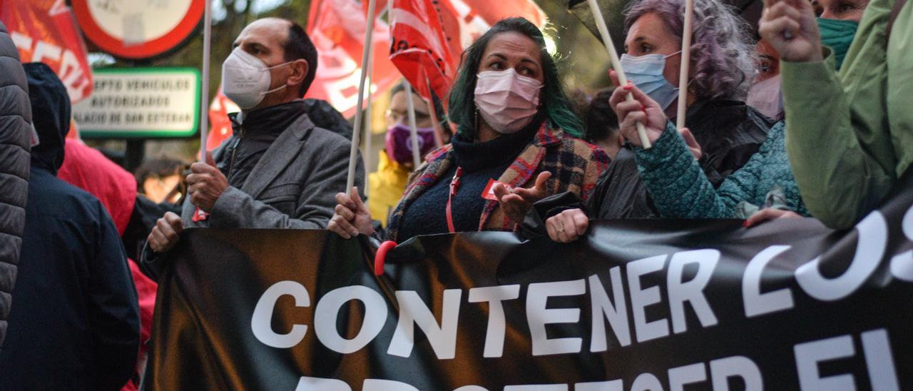 La concentración, a la que han asistido miembros de CC OO y UGT en la Región, se ha realizado en San Esteban.