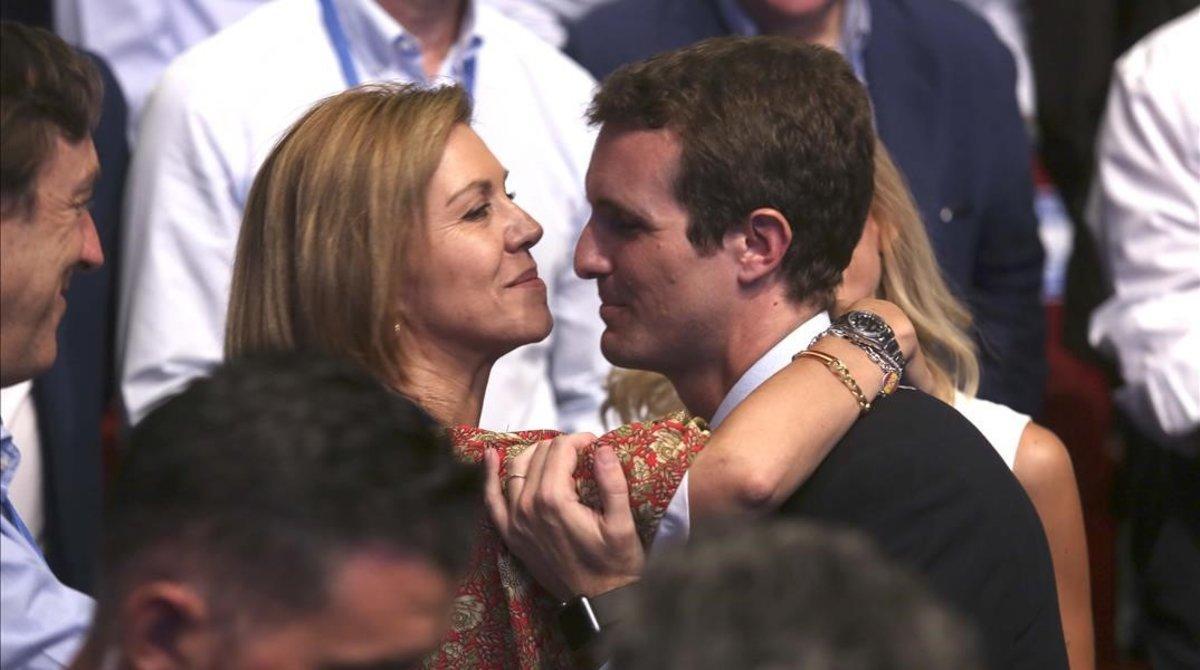María Dolores de Cospedal felicita a Pablo Casado el 21 de julio de 2018, cuando ganó las primarias y se convirtió en presidente del PP.
