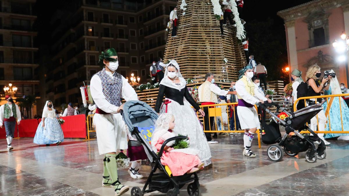 Búscate en el primer día de la ofrenda por la Calle Caballeros de las 21:00 a las 22:00