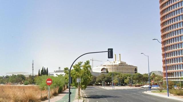 A la izquierda, la parcela de Las Banderas, junto a Torre Sevilla y Torre Triana.