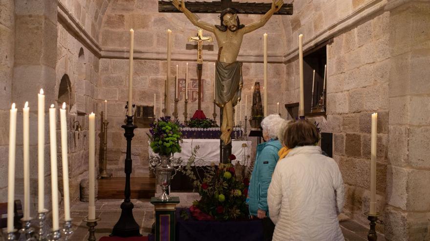 Devotas ante el Crucificado del Espíritu Santo horas antes de su salida procesional. | Ana Burrieza