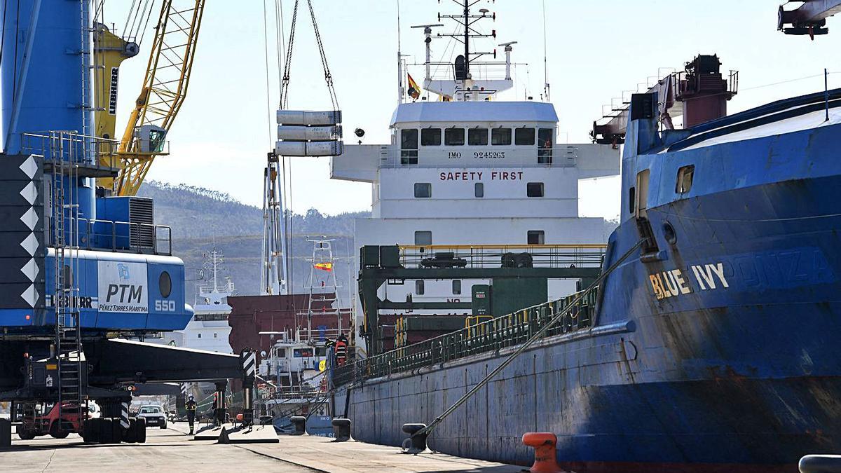 Operaciones en un buque mercante amarrado en el muelle del puerto exterior.   |