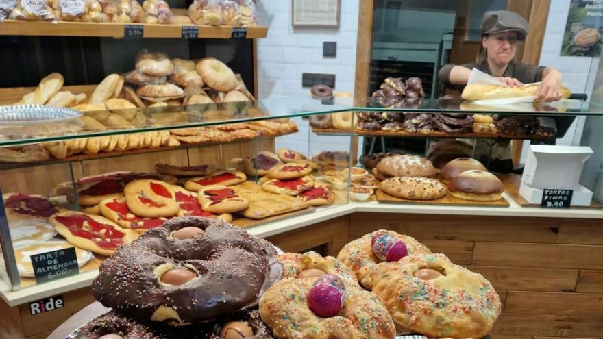 El Horno Santa Cristina de Teruel elabora varios centenares de roscas, el postre típico de esta festividad. | EP