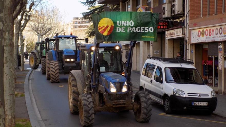 Una dotzena de tractors han participat en la marxa lenta