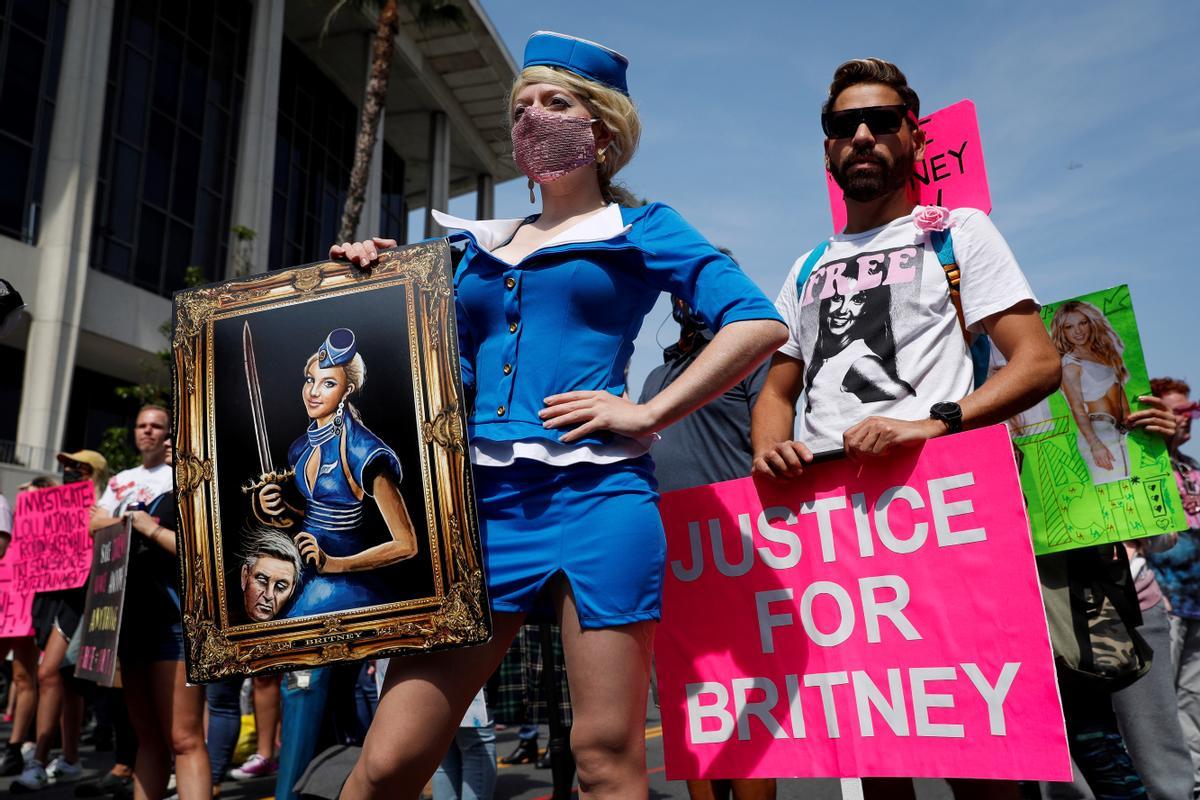 Los partidarios de Britney Spears asisten a una manifestación frente al tribunal de Stanley Mosk en Los Ángeles.