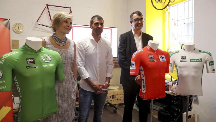 El director de la Vuelta a España, Javier Guillén (d), junto a Mónica Santini y Óscar Pereiro (c), durante la presentación de los nuevos maillots Santini que vestirán los líderes de las diversas clasificaciones de la Vuelta a España. // Ballesteros