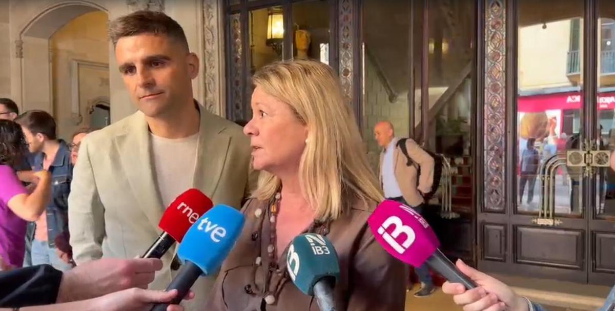 Bernat Vallor junto a Nuria Riera momentos después de la lectura del manifiesto.