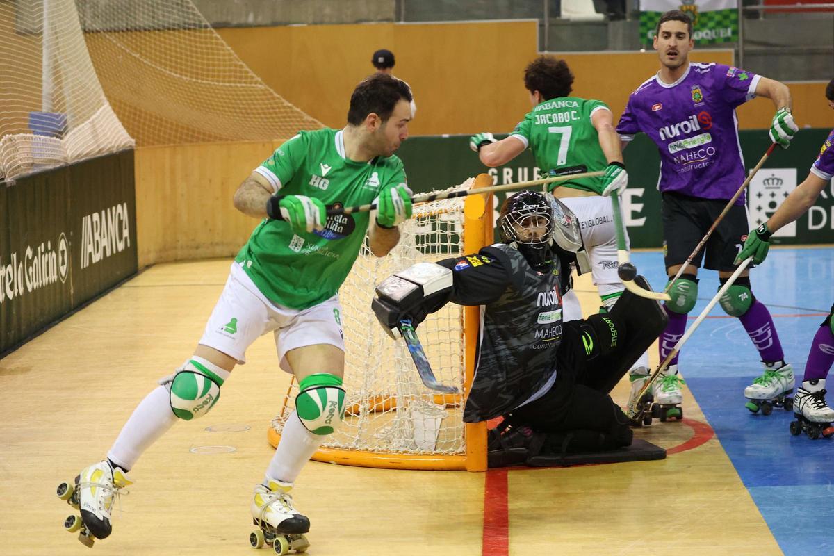 Dava Torres levanta la bola cerca de la portería rival en un partido en el Palacio de Riazor.
