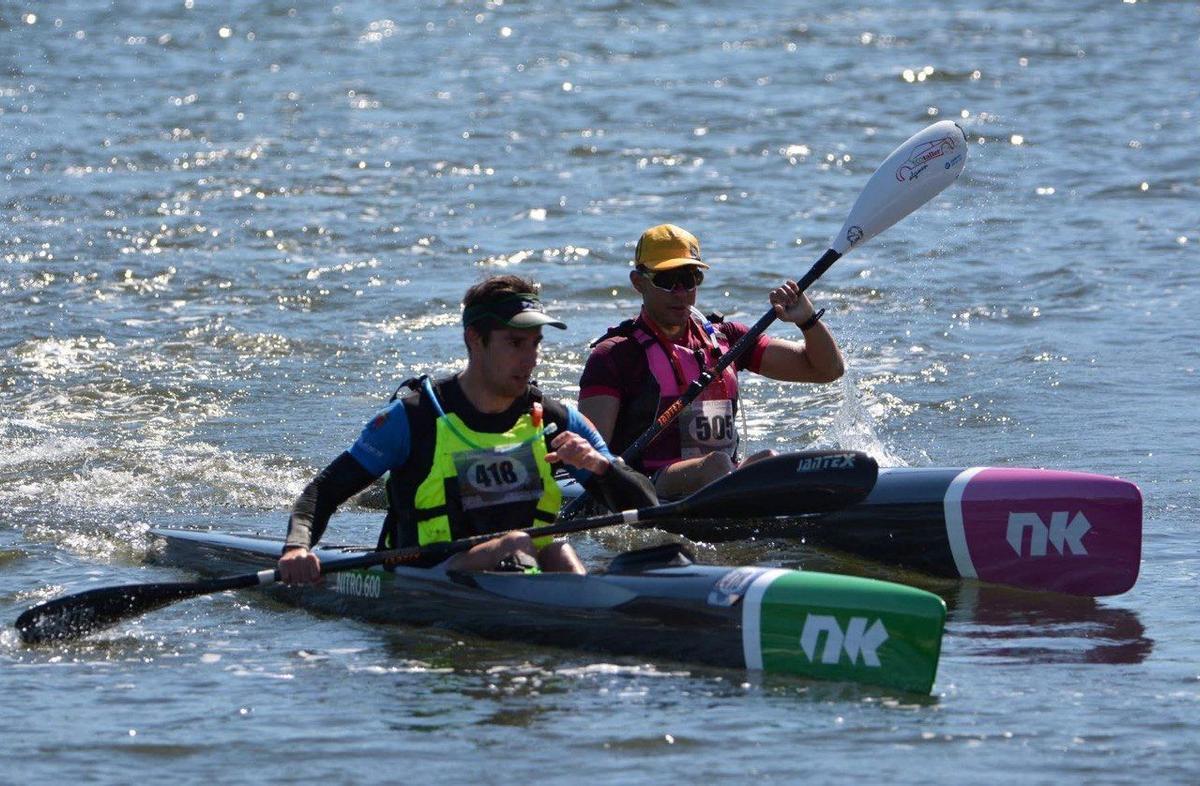 Izan Aliaga, en la canoa del fondo.