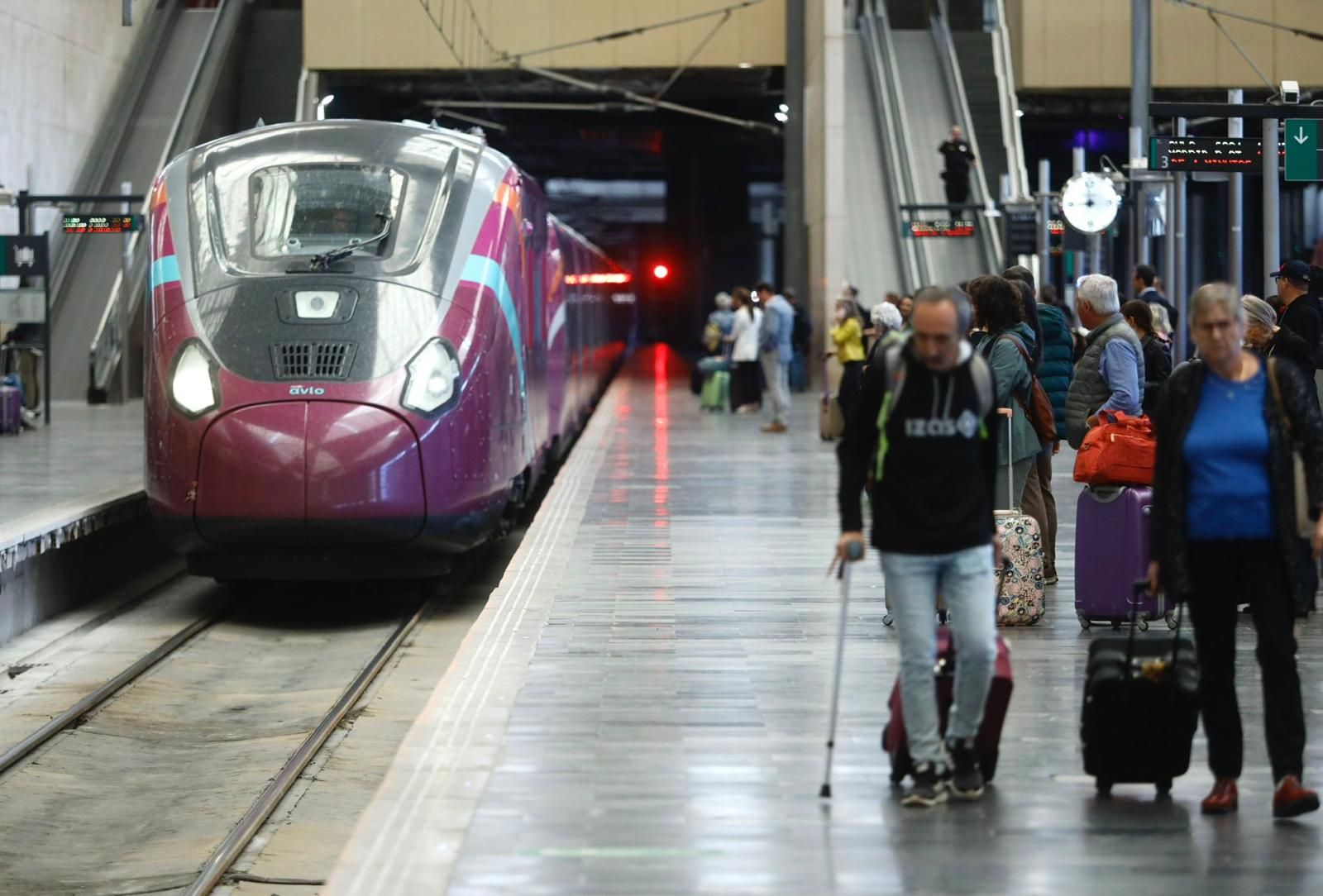 EN IMÁGENES | El nuevo Avril de Renfe ya para en Zaragoza: así ha sido su primer viaje