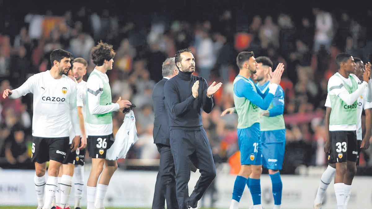 Baraja agradece el apoyo del público de Mestalla tras un partido del Valencia como local