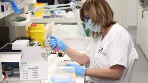 Una persona trabaja en un laboratorio en el Hospital General Universitario Gregorio Marañón.