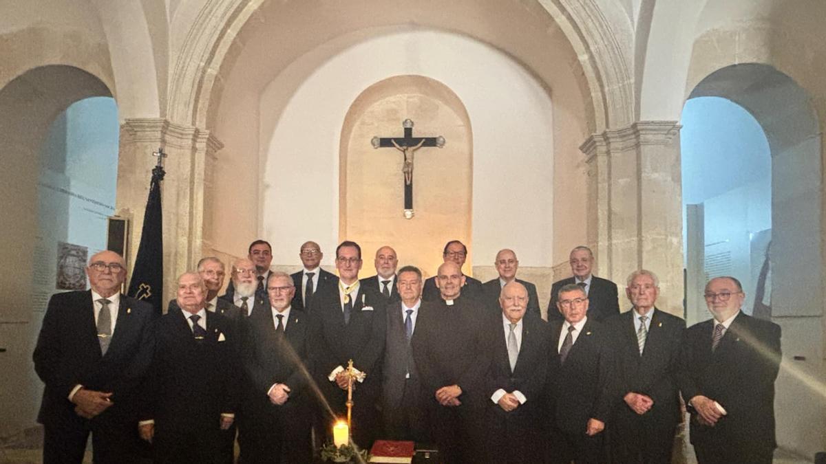 Foto: reelección de la presidencia de la hermandad / Vídeo: procesión del Santo Entierro el año pasado en Orihuela