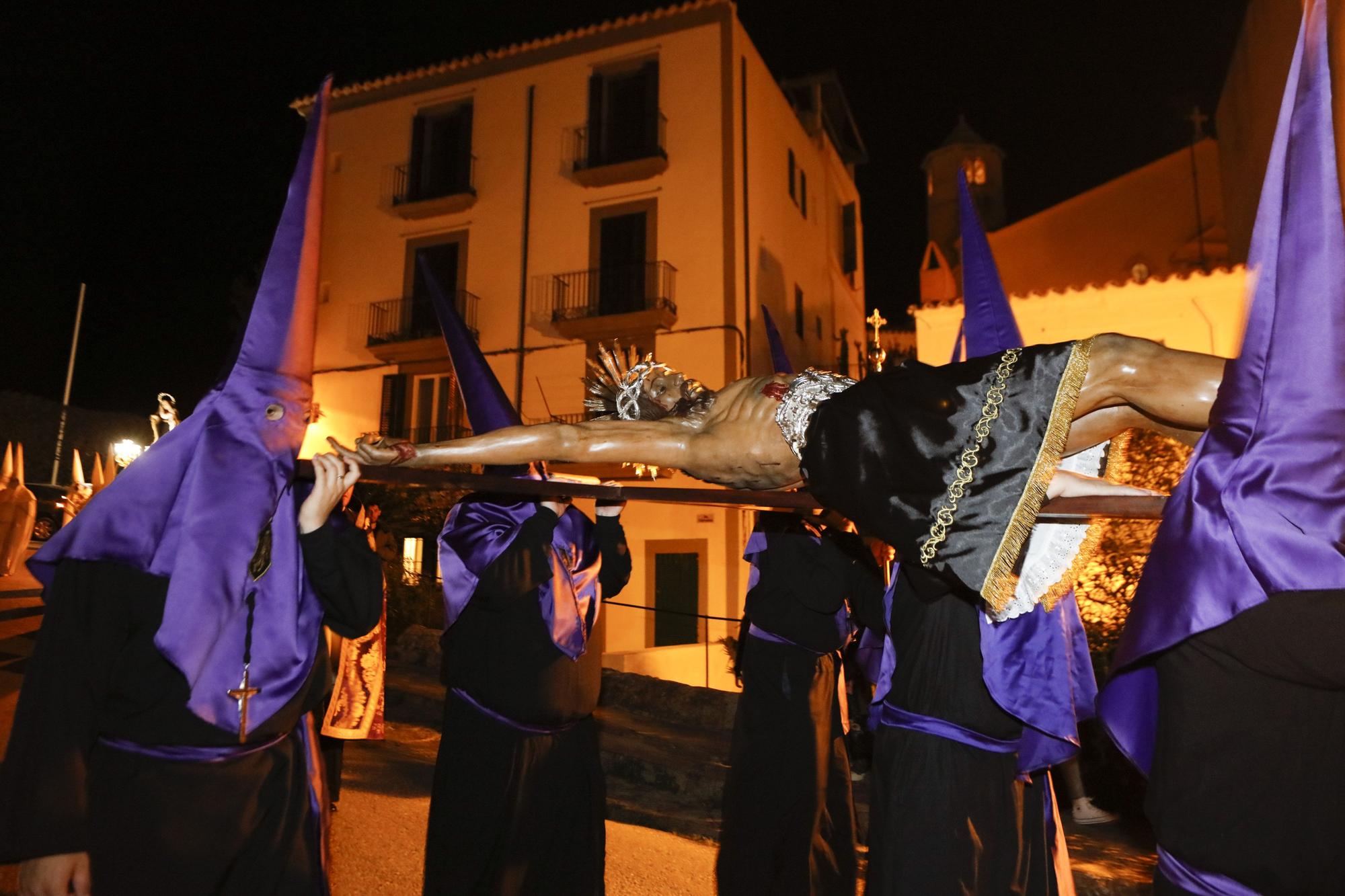 Mira aquí todas las fotos de la procesión del Viernes de Dolores en Ibiza