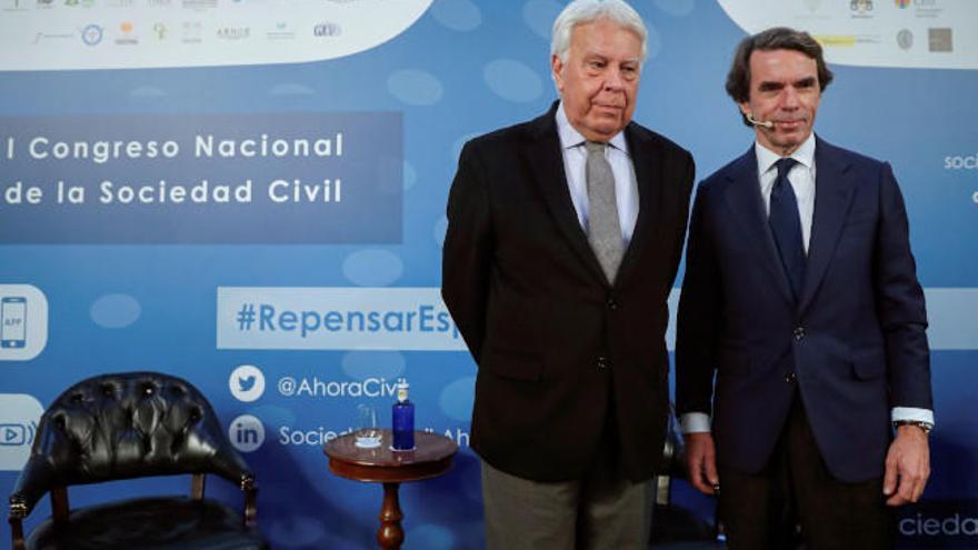 Felipe González y José María Aznar, ayer, en Madrid.  // Efe