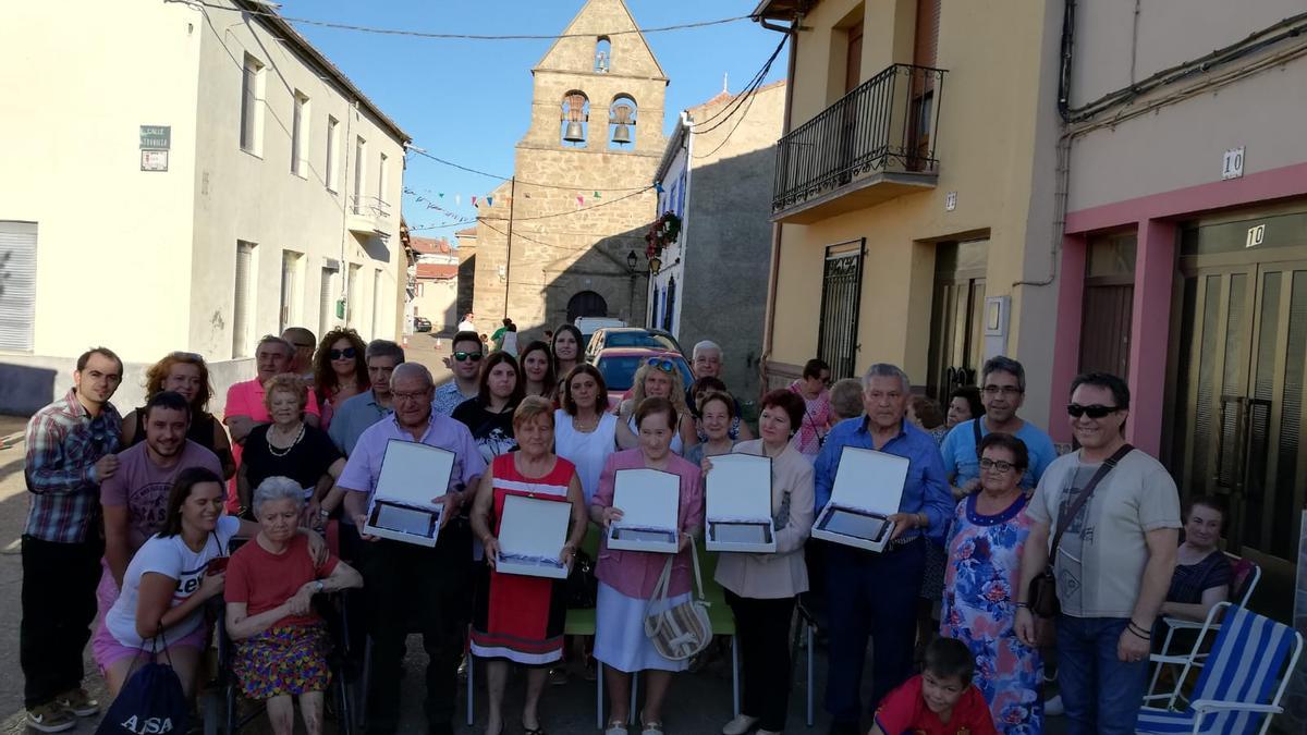 Entrega de las placas por los 85 años de edad.