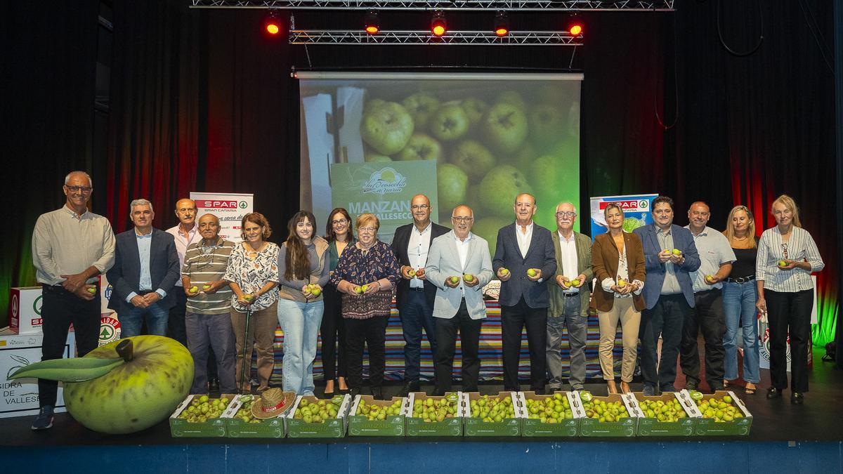 Firma del convenio de la manzana reineta de Valleseco entre SPAR Gran Canaria y ocho agricultores