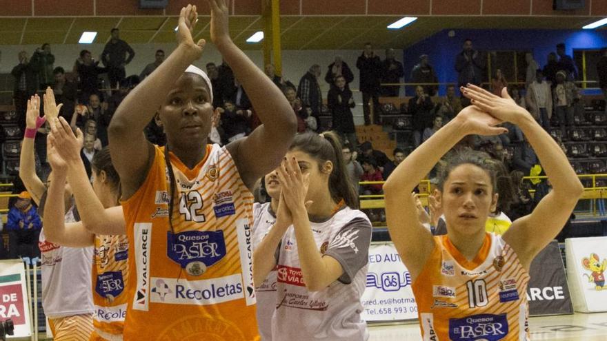 Las jugadoras aplauden a la afición.