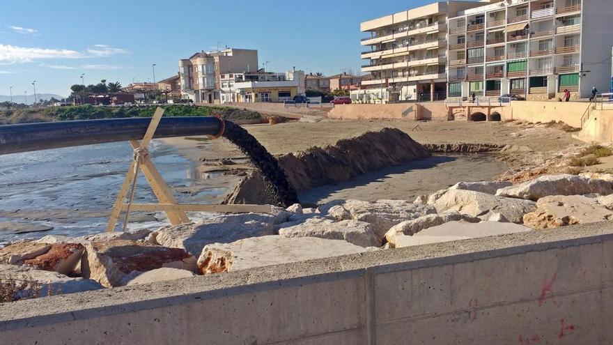 Las playas de Vinaròs reciben arena dragada del puerto de Benicarló tras el temporal