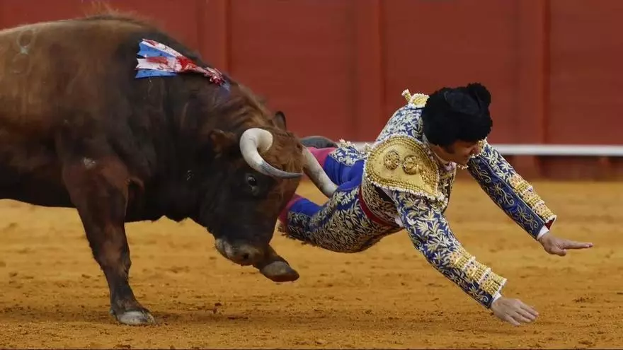 Morante, estable en la UCI tras una cornada “muy grave” en la Maestranza
