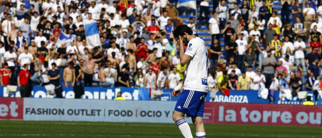 Eugeni se retira con gesto cabizbajo y con dolor en el partido ante el Girona.