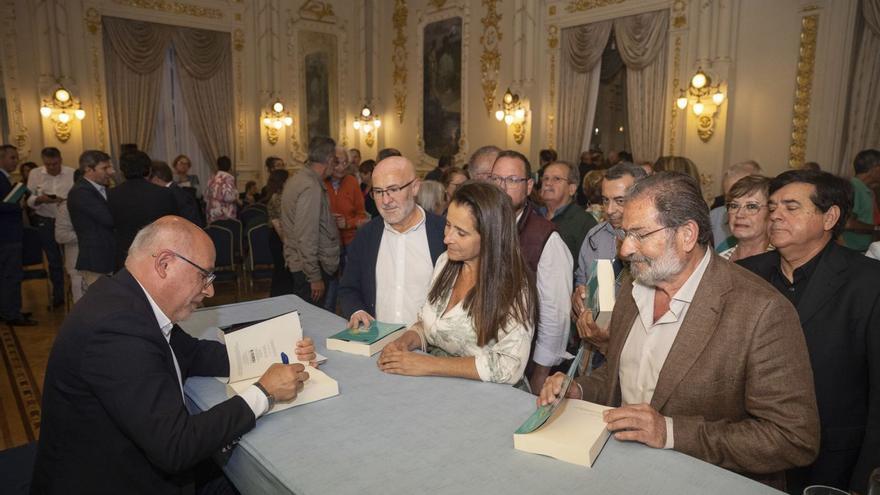 Morales reivindica su idea de la ecoísla en la presentación de su sexto libro