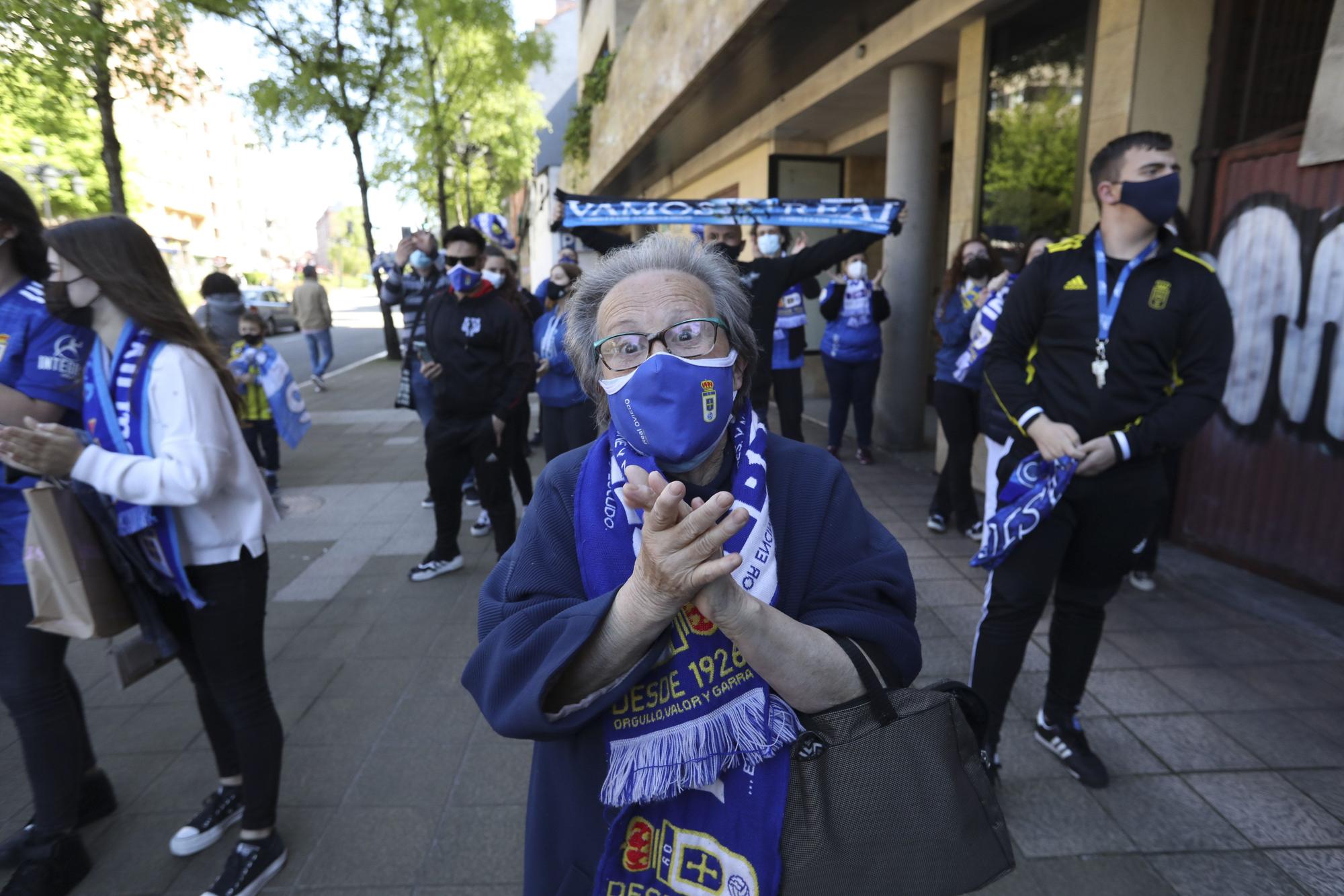 Así fue la salida de los jugadores del Real Oviedo hacia Gijón