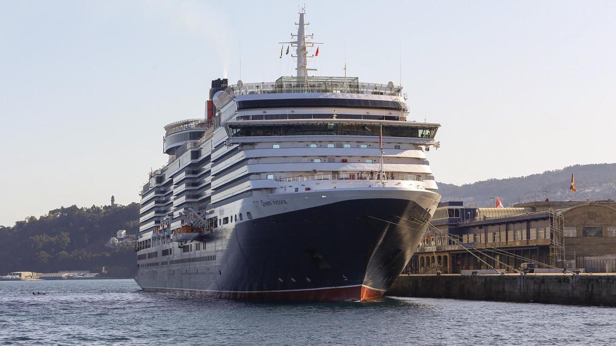 El crucero 'Queen Victoria' amarrado en el Puerto de Vigo, en 2022.