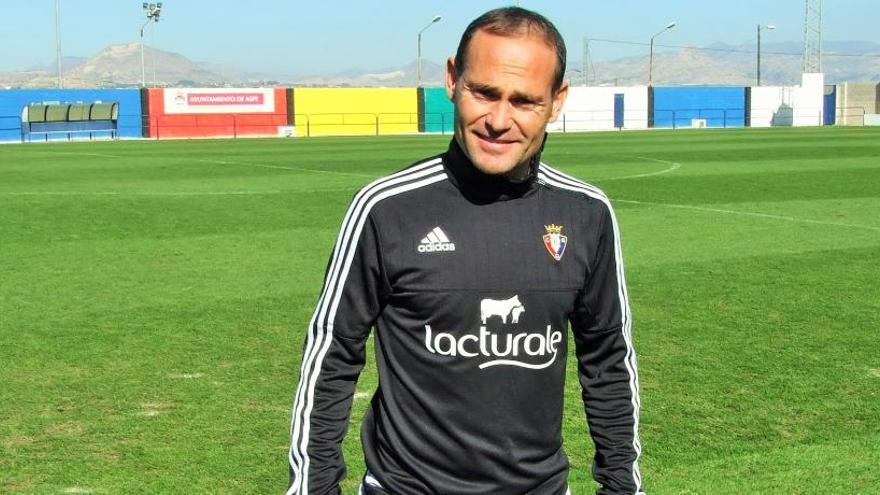 Nino en el campo de Las Fuentes con el chándal del Osasuna. INFORMACIÓN