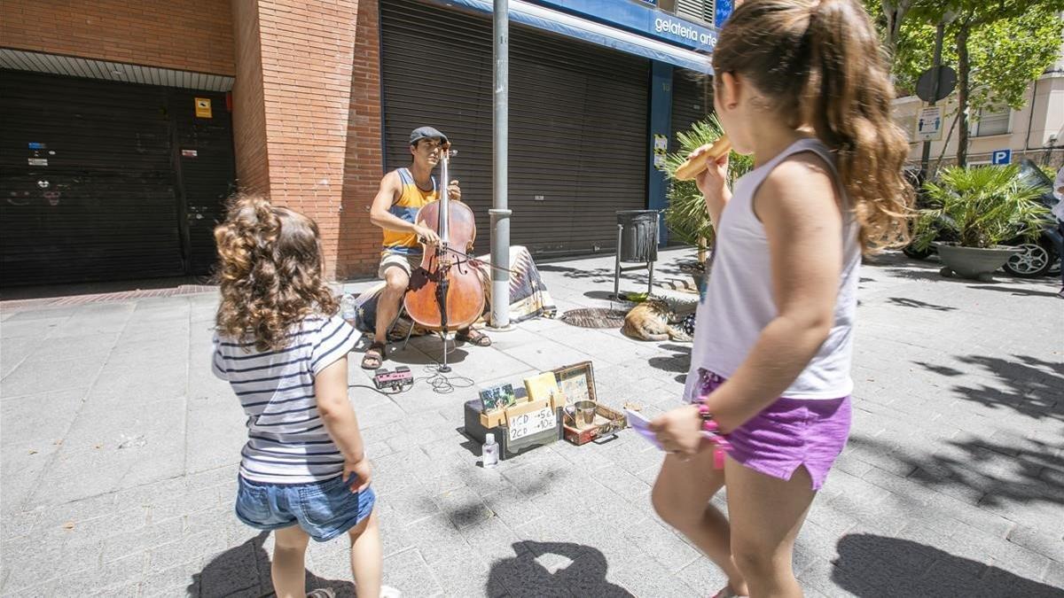 Actuación de músico callejero en Esplugues de Llobregat