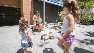 Actuación del músico callejero Manu Fusta, en Esplugues del Llobregat.