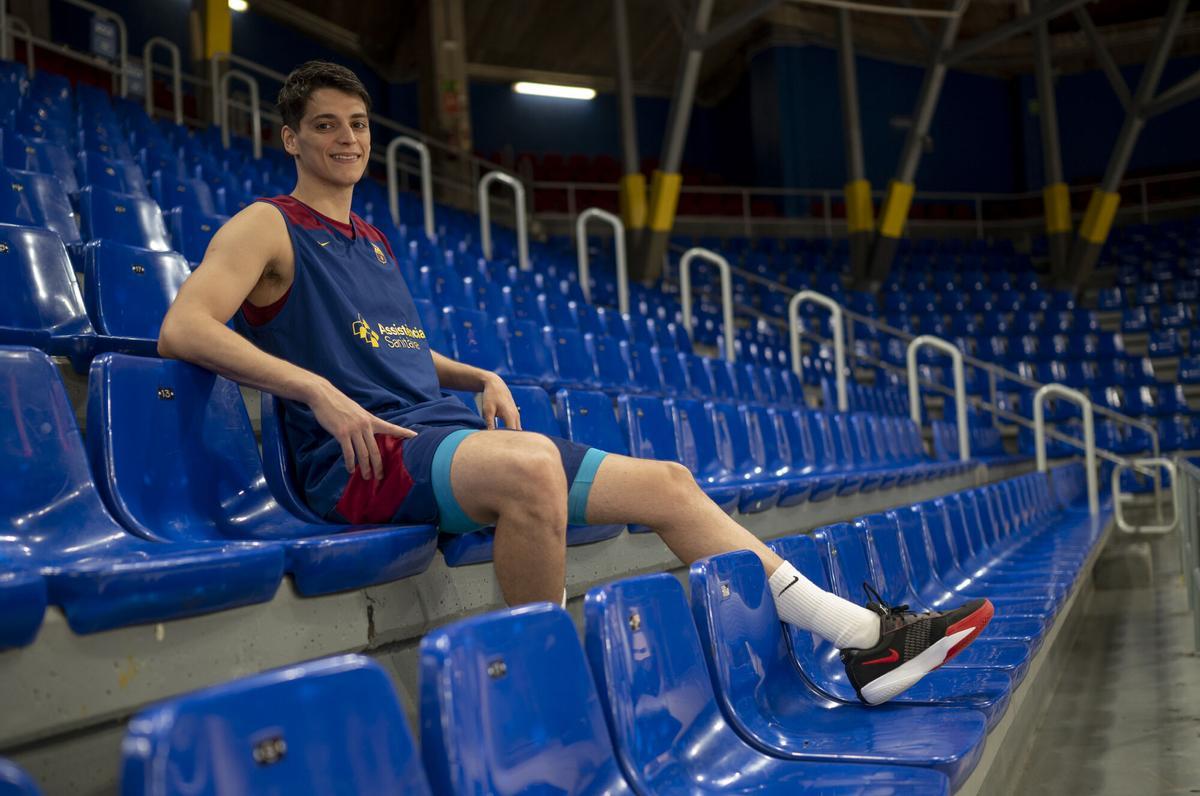 Juani Marcos, jugador argentino del FC Barcelona de baloncesto, fotografiado en las gradas del Palau Blaugrana.