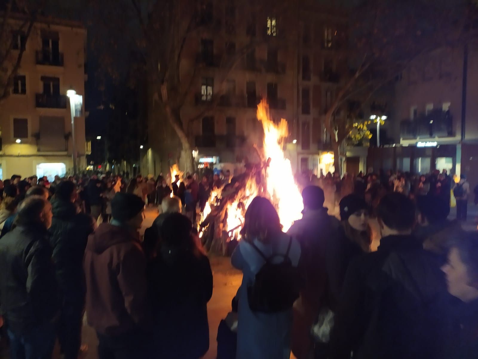 Los 'foguerons' de sa Pobla encienden el barrio barcelonés de Gràcia