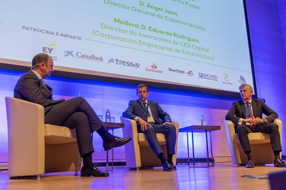Eduardo Rodríguez, flanqueado por Ángel Jaén y Francisco Javier del Pueyo.